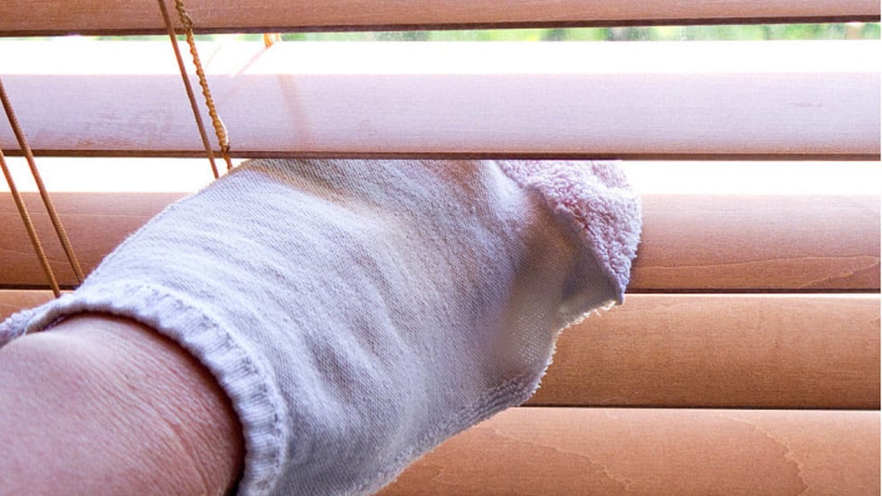 Cleaning horizontal blind