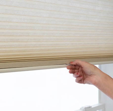 Cellular shade with cordless lift
