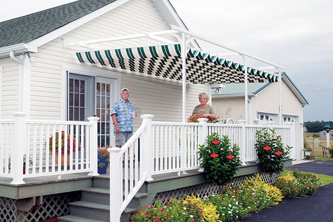 Pergola with retractable canopy 