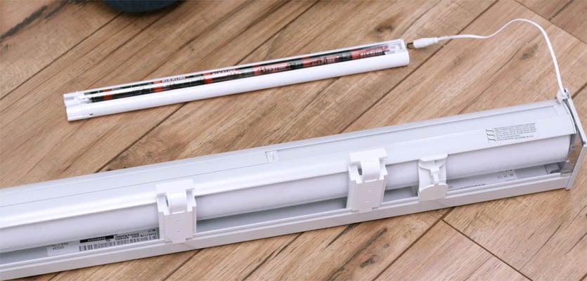 Motorized shade with external battery pack