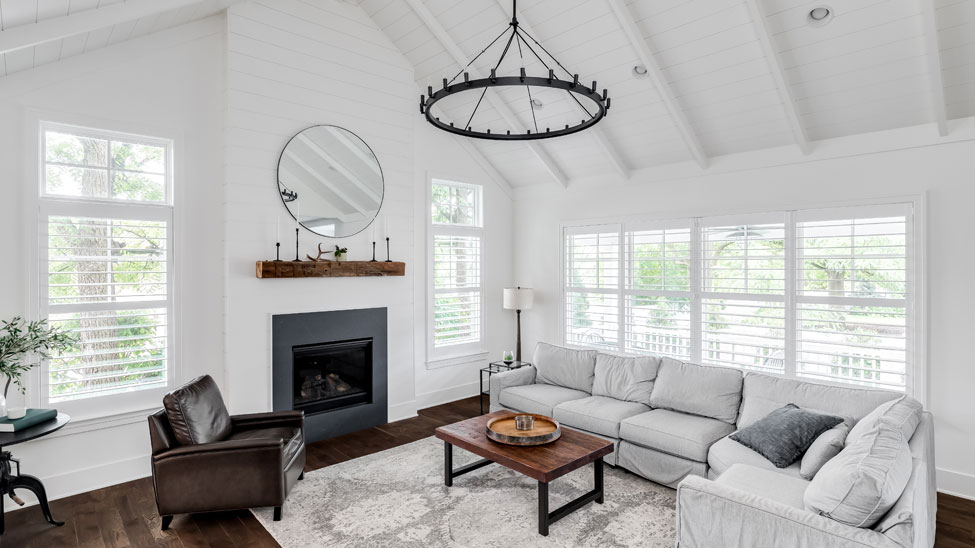 How to choose blinds for farmhouse style homes