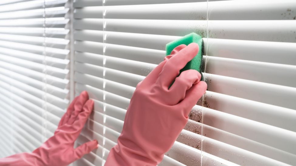 Tips for cleaning white blinds